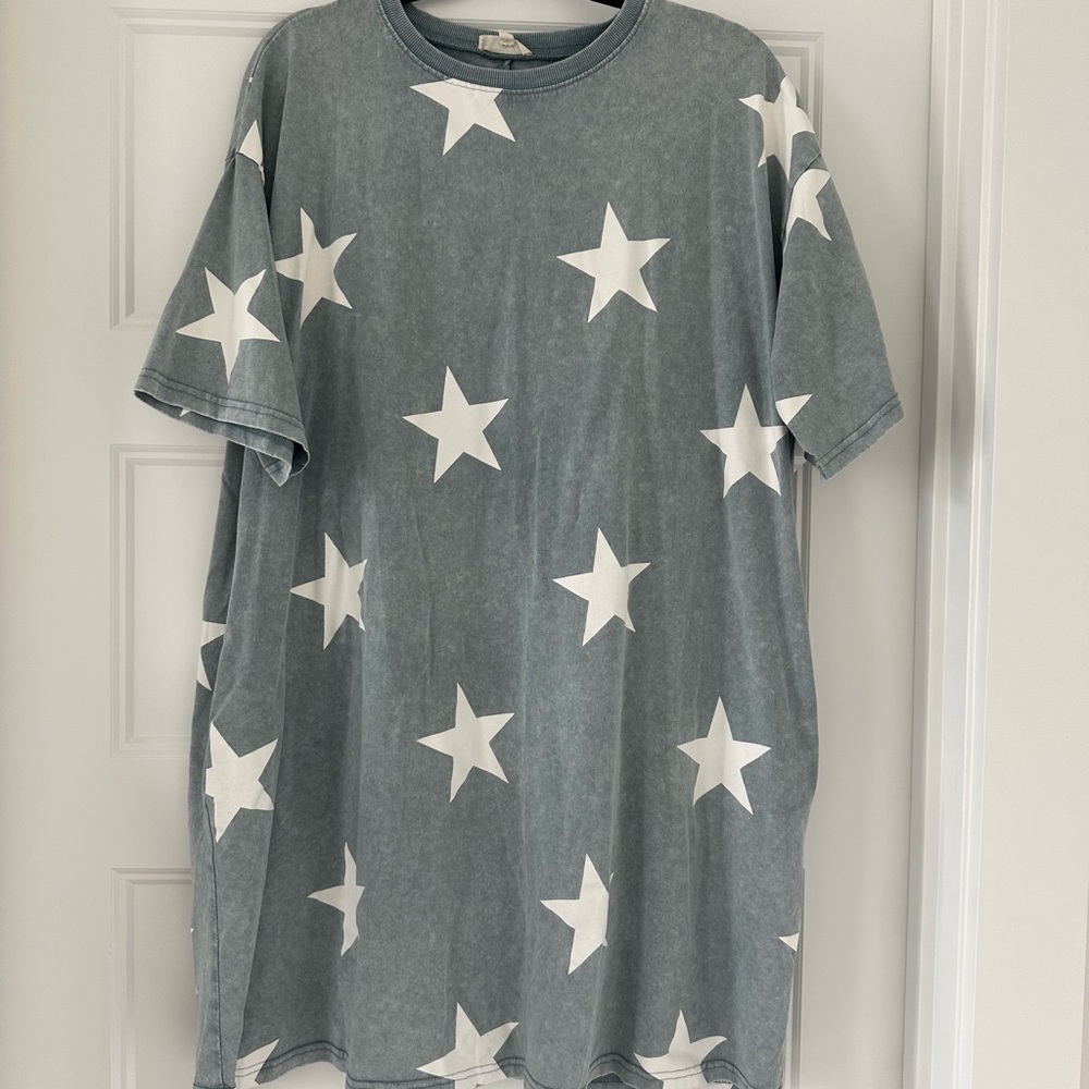 Easel Gray and White Knit Top